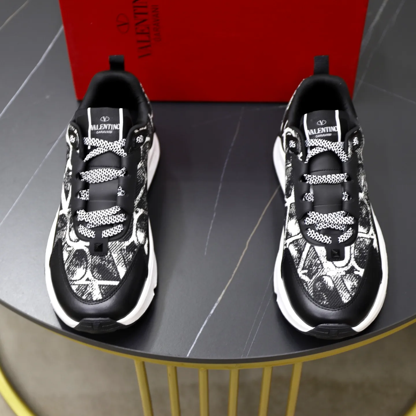 Ex-factory price: 520💰VALENTINO/Valentino Men's latest low-cut thick-soled sports shoes are shipped. Made with heavy industry, men's fine casual sports shoes, versatile style. Original leather, rubber lines embellished with geometric segmented uppers, hand-sewn with fine craftsmanship, novel and fashionable style, rubber soles with rivet details on the front and back, VALENTINO GARAVANI LOGO printed on the side, and Valentino Garavani decorative inlay on the tongue. Logo, comfortable, breathable and durable on the feet! Comes with full original packaging! Code number: 38-39-40-41-42-43-44 (45 can be customized)